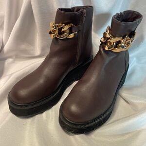 Bamboo brown ankle platform boots with gold chain accent Size 8.5